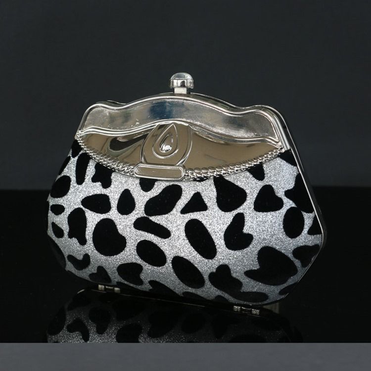 Skallformet Rhinestone Leopard Clutch